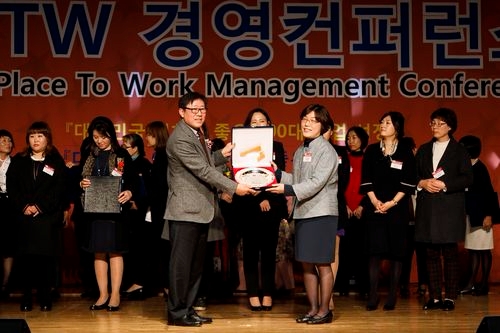 '2017 자랑스런 워킹맘’ 시상식에서 이은화 이대목동병원 특성화간호과장(사진 오른쪽)이 상패를 받고 있다(사진-이대목동병원)