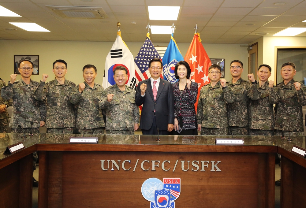 사진 좌측에서 네 번째 김병주 한미연합사 부사령관, 다섯 번째 김상열 호반건설 회장.(사진=호반건설)