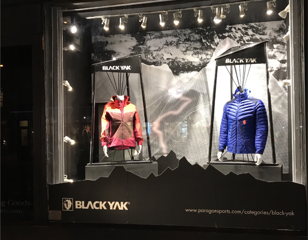 뉴욕 파라곤 스포츠 매장 쇼윈도에 진열된 블랙야크 글로벌 컬렉션.(사진=블랙야크)