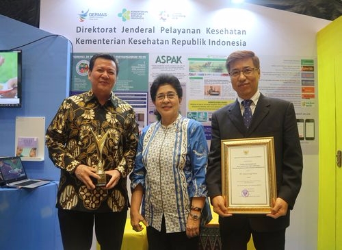 서창우 인도네시아 바이오메카 사업부장(사진 오른쪽)과 대웅인피온안드리안또데르나트라(AndriantoDernatra) 이사(사진 왼쪽)(사진=대웅제약)