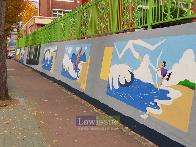 용강초등학교에 그려진 아름다운 벽화가 시선을 끌고 있다.