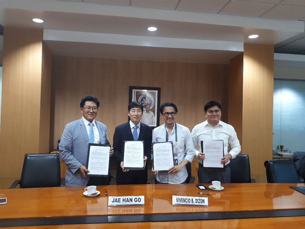 한전과 필리핀 미군기지전환개발청 양측 대표가 필리핀 뉴 클라크 시티 공동개발과 관련 MOU 체결 서명 후 기념사진을 촬영하고 있다. (사진=한국전력)