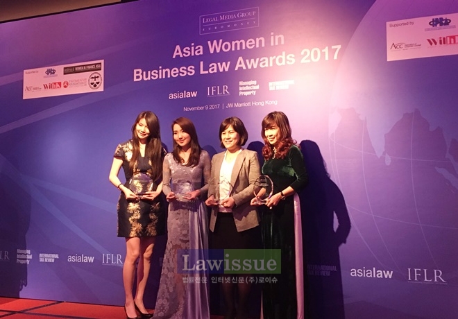 법무법인(유한) 태평양이 유로머니 선정 ‘2017 아시아 우수 여성 변호사 시상식’에서 한국 최우수 로펌을 수상하고 기념촬영.