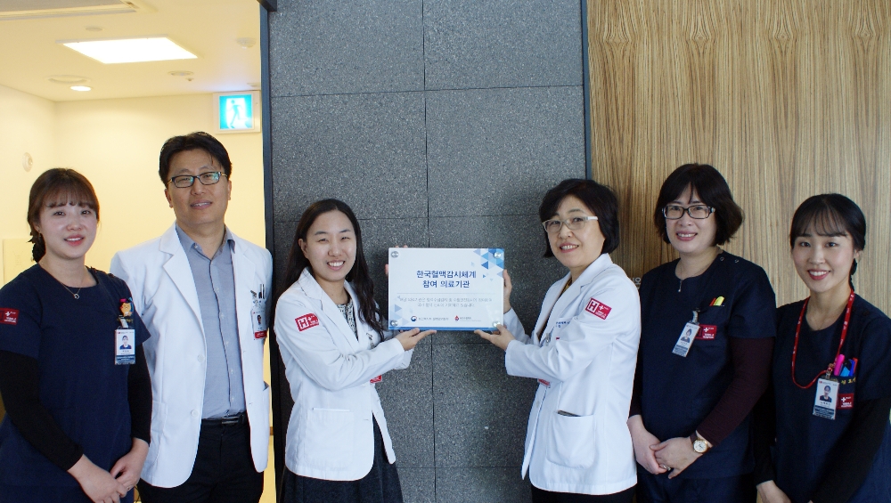 에이치플러스 양지병원 진단검사의학과, 병리과 의료진들이 참여의료기관 명패를 전달 받았다.(사진=양지병원)