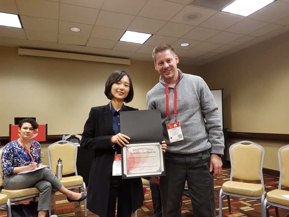 건국대병원 재활의학과 엄경은 임상강사(사진 왼쪽)가 미국재활의학학회(ACRM, American Congress of Rehabilitation Medicine)에서 노인재활분야 젊은 연구자 포스터상(Best Early Career Poster in Geriatric Rehabilitation)을 수상했다.