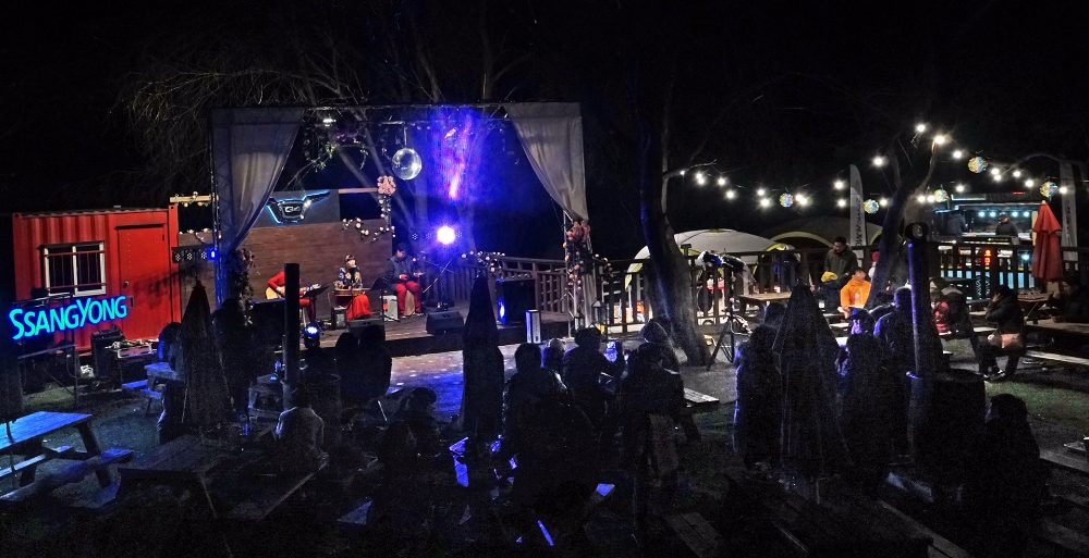참가 고객들이 야간에 펼쳐진 8090 라이브 음악 공연 ‘미니콘서트’를 함께하며 즐거운 시간을 보내고 있다.(사진=쌍용자동차)