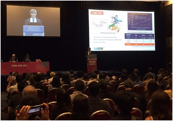 싱가포르에서 열리고 있는 ESMO Asia에서 삼성서울병원 박근칠 교수가올리타 글로벌 2상 임상결과에 대해 구연 발표하고 있다(사진=한미약품)