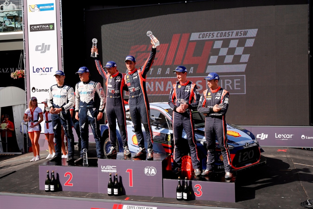 2017 WRC 호주 랠리에서 시상대에 오른 현대 월드랠리팀 선수들의 모습.(사진=현대자동차)