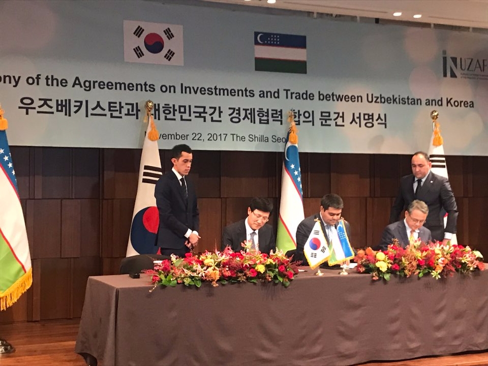 서울 신라호텔에서 현대건설 이혜주 글로벌마케팅본부 전무(왼쪽 두 번째)와 우즈벡 투자청장 아짐 아흐멧하자예프(가운데), 포스코대우 윤경택 전무(오른쪽 두 번째)가 공동수행 합의서 서명식을 진행하고 있다.(사진=현대건설)