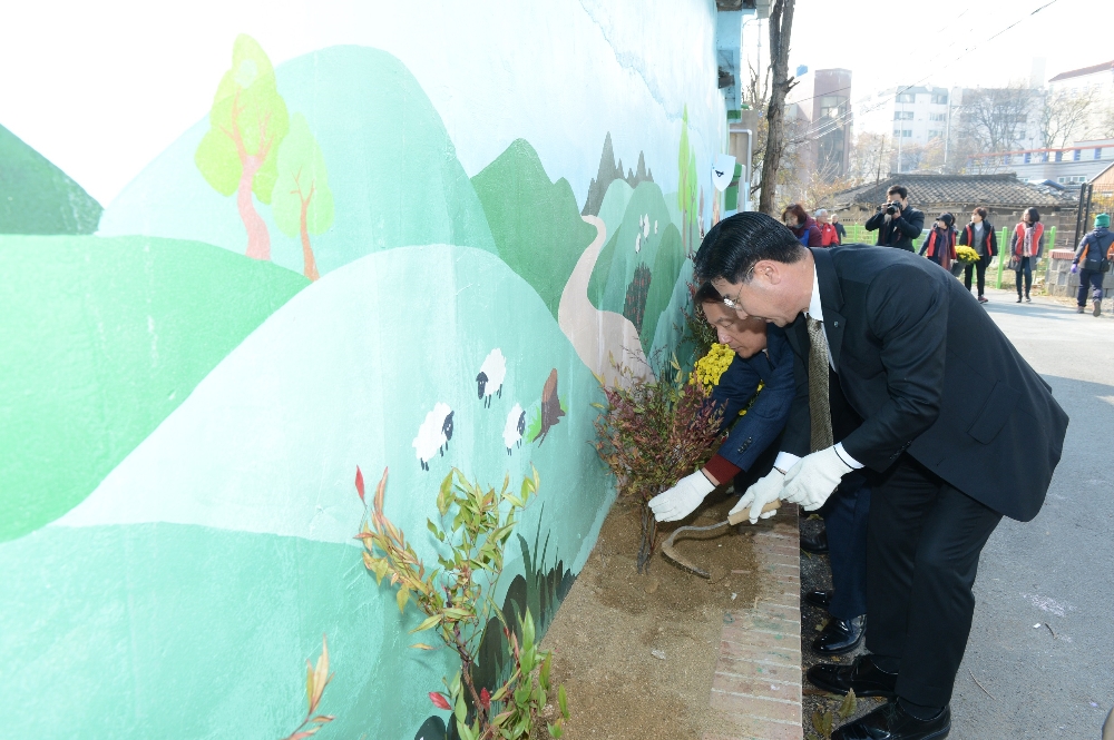 가스공사 김점수 기획본부장이 27일 대구 동구 신서동에 지역 범죄예방을 위한 ‘엄마품길’을 조성하고 있다.(사진=한국가스공사)