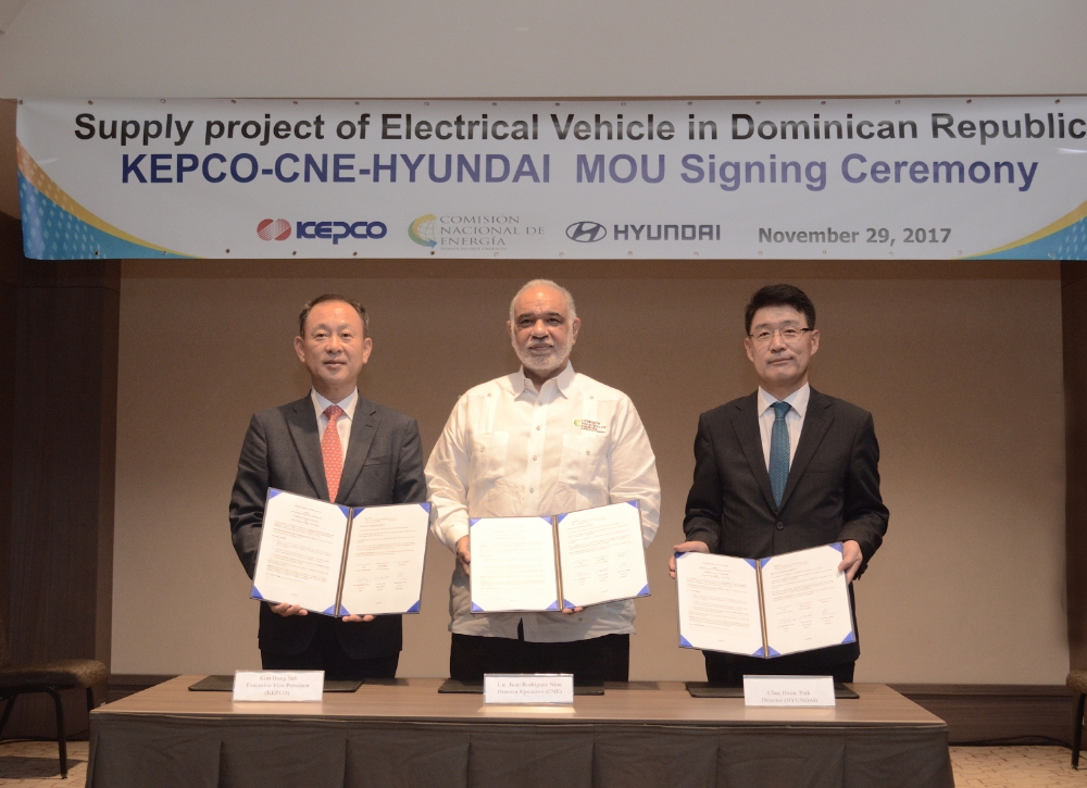 왼쪽부터 김동섭 한전 신성장기술본부장, 후안 로드리게스 니나 도미니카 CNE 위원장, 박채훈 현대차 중남미 지역본부장이 MOU 체결식 후 기념촬영. (사진=한국전력)