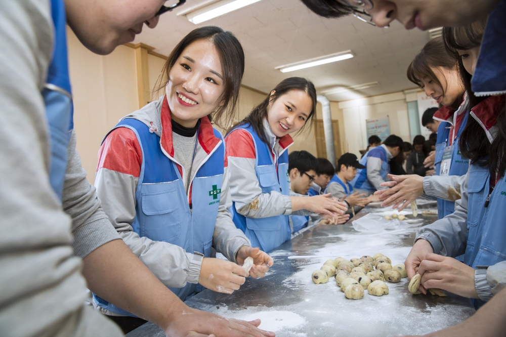 지난 29일 녹십자 신입사원들이 ‘여럿이 함께’ 푸드뱅크를 방문해 봉사활동을 진행했다. (사진=녹십자)