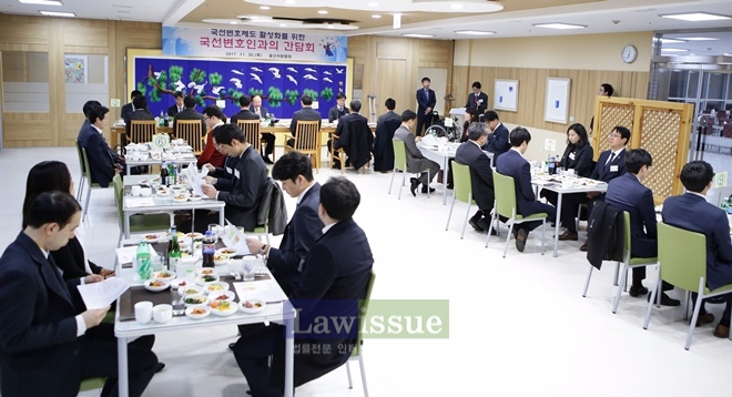 울산지법이 국선변호인과의 간담회를 갖고 있다.(사진=울산지방법원)