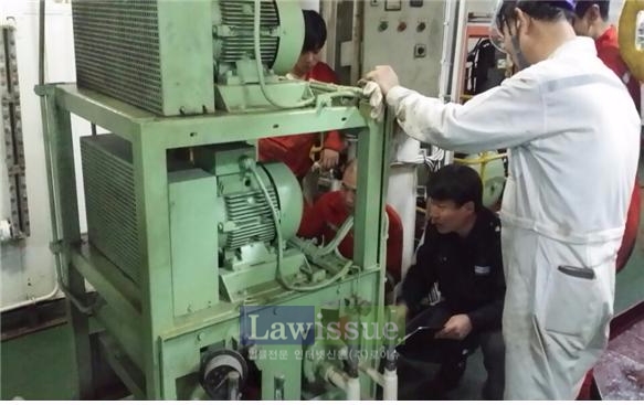 선박배출 오존층파괴물질관리 실태를 점검하고 있다. (사진=부산해양경찰서)