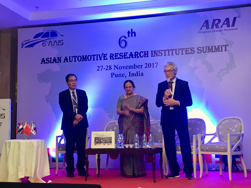 교통안전공단 권해붕 자동차안전연구원장(사진 오른쪽 첫 번째)이 인도 푸네(Pune)에서 26일부터 30일까지 열린 ‘제6차 아시아 자동차연구기관 회의’에서 ‘제7차 아시아 자동차 연구기관 회의’의 서울 개최 수락 연설을 하고 있다. 사진 왼쪽부터 일본 자동차연구원장 마사오 나가이(Masao Nagai), 인도 자동차연구원장 라쉬미 우드와르쉬(Rashmi Urdhwareshe), 권해붕 교통안전공단 자동차안전연구원장. (사진= 교통안전공단)