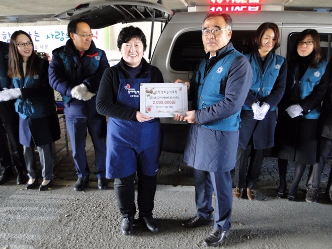 이 담 회장(사진우측) 등이 무료급식 봉사를 하고 후원금 200만원을 전달하고 기념촬영을 하고 있다.(사진=대구지방변호사회)