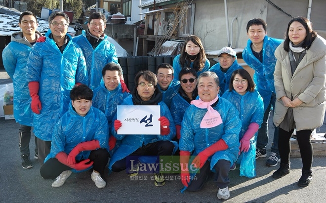 연탄봉사활동을 하고 기념촬영을 하고있다. (사진=사단법인 선)