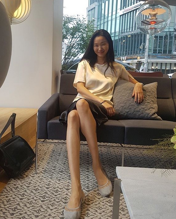 장윤주, '그냥 쇼파에 앉았을 뿐인데...앙상하게 부러질 듯 길쭉한 라인'