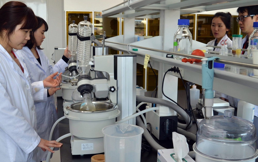 샘표 우리발효연구중심에서 연구원들이 실험을 하고 있다. (사진=샘표식품)