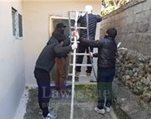 사회봉사대상자들이 지진피해 가정 담벼락을 보수하고 있다.(사진=포항준법지원센터)