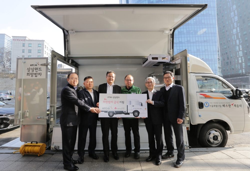 KT&G가 사회복지기관에 '희망밥차'를 전달하고 무료급식 봉사를 진행하는 등 향후 2년간 어려운 이웃들을 위한 식사지원에 나선다. 7일 (왼쪽부터) 이상학 KT&G 지속경영본부장, 장정식 KT&G 북서울본부장, 백복인 KT&G 사장, 박광빈 따스한채움터 소장, 박찬봉 사회복지공동모금회 사무총장, 선철규 기독교대한감리회 사회복지재단 부장이 서울역 인근 무료급식소 '따스한채움터'에서 '희망밥차'를 전달하고 있는 모습.(사진=KT&G)