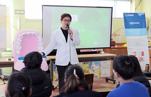 성장학교 별 재학생들에게 구강건강에 대한 강의를 진행하고 있는 고광욱 파주 유디치과의원 대표원장