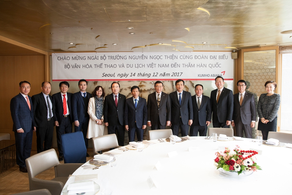 왼쪽부터 이덕연 금호고속 사장,보 쯔엉 언 아시아태평양국제협력국 과장,응웬 반 빙 공연예술국 국장,레 득 쭝종합행정국 부국장,응웬 티 타잉 흐엉 관광총국 부총국장,이원태금호아시아나그룹 부회장,응웬 응옥 티엔 문체부 장관,박삼구금호아시아나그룹 회장,응웬 쭝 카잉 국제협력국 국장,판딘 타잉 영화국 부국장,박홍석 금호아시아나그룹 부사장,서현재금호아시아나문화재단 상무.(사진=금호아시아나그룹)