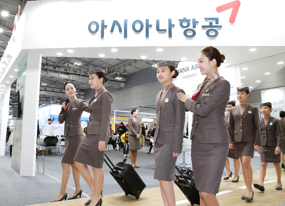 아시아나항공 캐빈승무원들이 14일 광주 김대중컨벤션센터에서 진행된 ‘2017 대한민국 교육기부 박람회’에서 행사장을 찾은 학생들에게 '바른 걸음걸이' 교육을 실시하고 있다.〈사진=아시아나항공〉