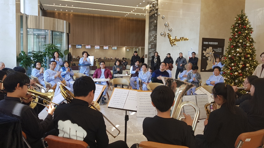 올키즈스트라가 환우들을 대상으로 연주를 펼치고 있다 (사진=자생의료재단)