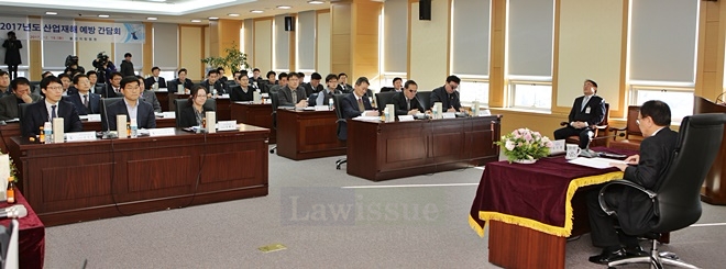 산업재해 예방 간담회를 갖고 있다.(사진=울산지방법원)