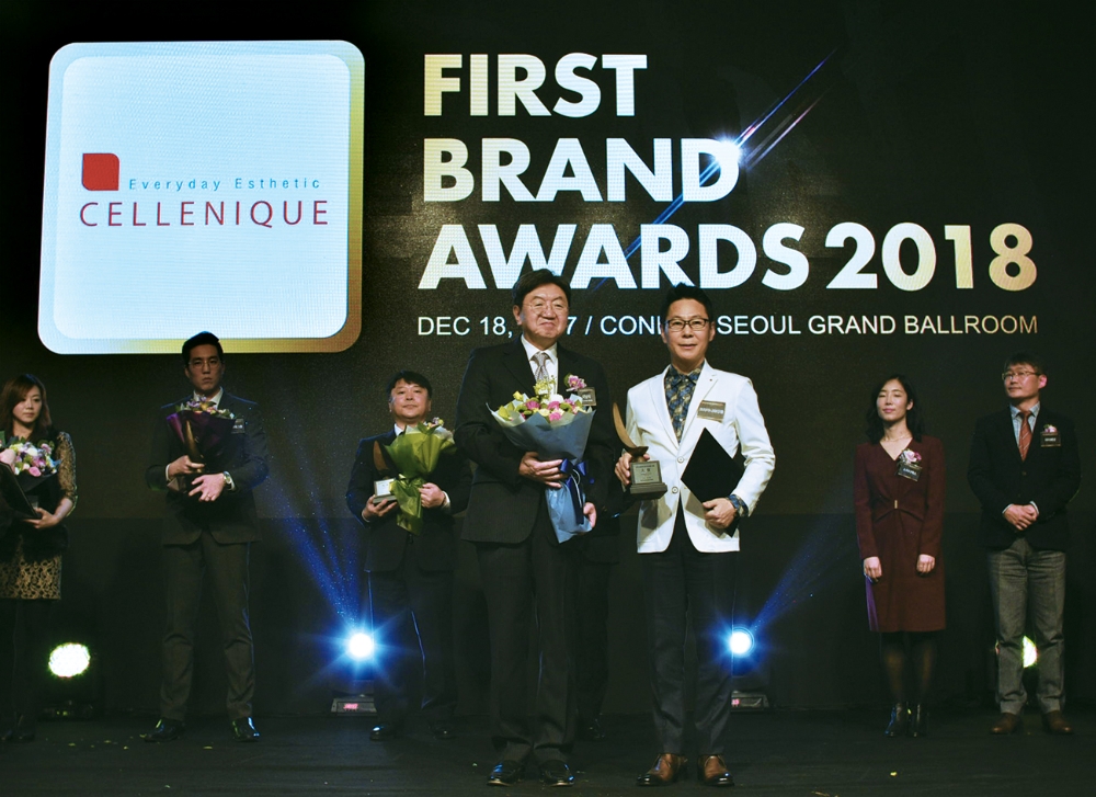 코리아나화장품이 ‘2018 대한민국 퍼스트브랜드 대상’에서 국내 에스테틱 샵 부문 2년 연속 1위를 수상했다. (사진=코리아나화장품)
