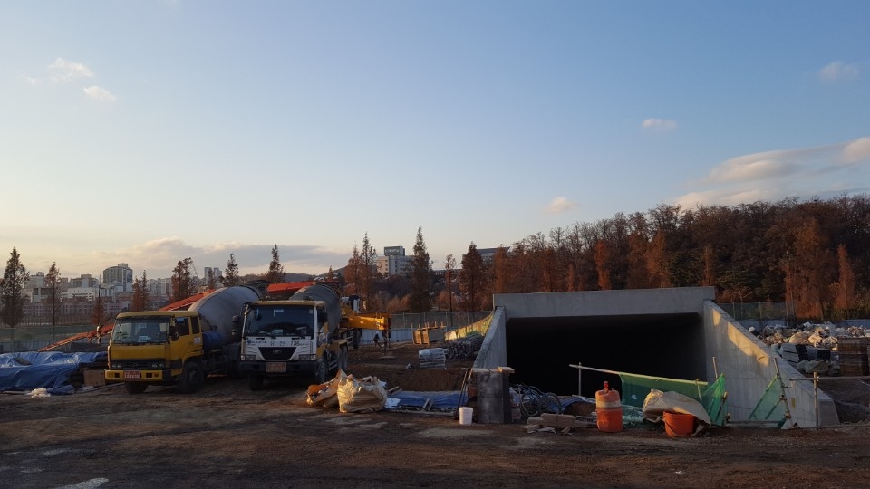 서울 항동지구 아파트 분양 맞은편 대로에 건설중인 '구로자원순환센터'공사 전경. 구로 자원순환센터는 구로구에서 발생하는음식물 쓰레기들을 압축, 환적하고, 재활용 선별장, 청소차량의 차고지로 사용될 시설이다.