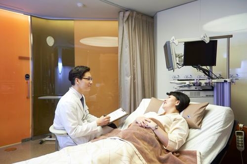 차움 프리미엄 검진센터 차충근 센터장이 1인 개인룸(HIVE)에서 진행되는 건강검진 상담을 진행하고 있다(사진=차병원)