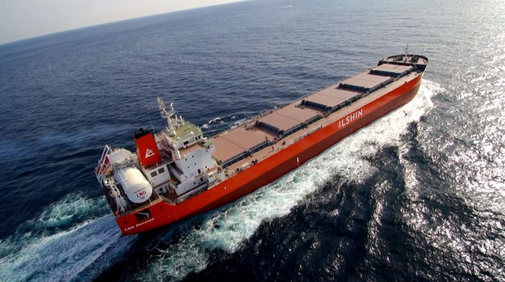 포스코가 자체적으로 개발한 고망간(Mn)강이 세계 최초로 연료탱크에 적용된 LNG추진선 '그린아이리스(Green Iris)호'의 시운전 모습 (사진=포스코)