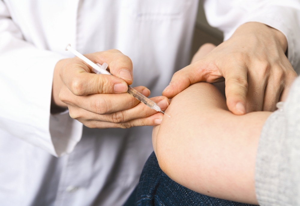 한의사가 환자에게 약침치료를 실시하고 있다 (사진=자생한방병원)