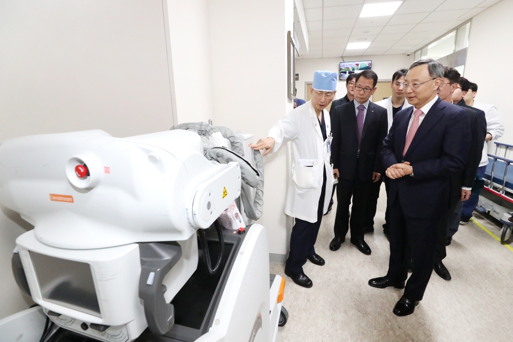 이국종 경기남부권역외상센터장(왼쪽)이 황창규 KT 회장(오른쪽)과 관계자들에게 권역외상센터에 대해 설명하고 있다. (사진=kt)