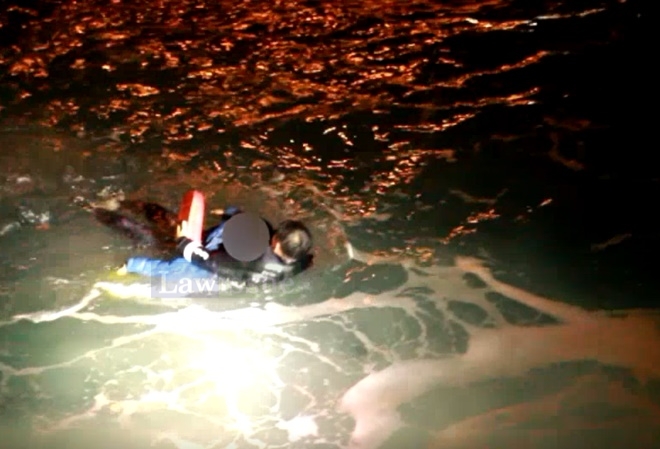 해경이 투신자를 구조하고 있다.(사진=부산해양경찰서)