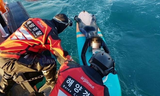 해경이 서핑객을 구조하고 있다.(사진=부산해양경찰서)