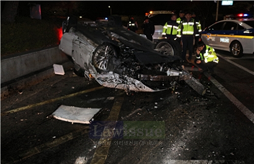 아우디 승용차가 연석을 들이받고 뒤집어져 있다.(사진=부산지방경찰청)