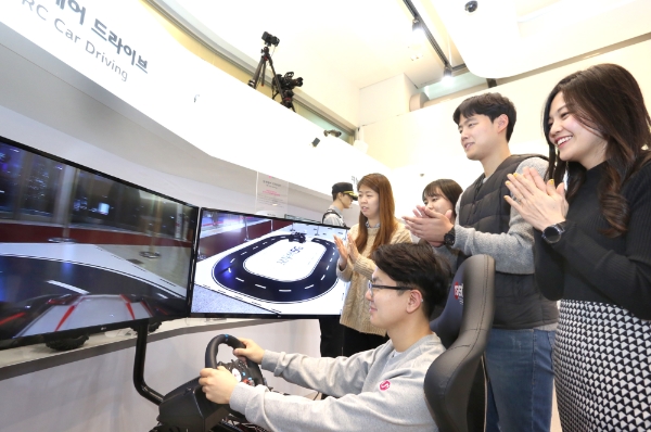 LG유플러스 5G 체험관에서 원격제어드라이브 서비스를 시연하는 모습. 사진=LG유플러스 제공