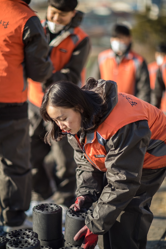 한국타이어 2018 신입사원들의 연탄나르기 봉사활동 모습.(사진=한국타이어)