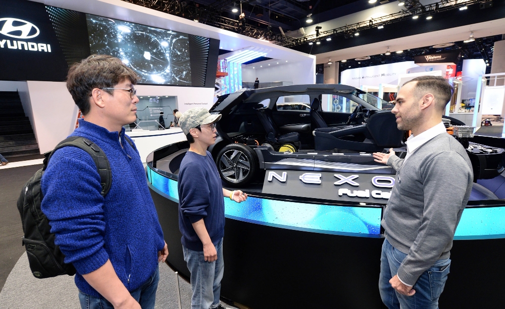 미국 라스베이거스 컨벤션센터 노스(North)홀에 마련된 기아차 전시 부스에서 안내 직원이 방문객들에게 니로 EV 선행 콘셉트카를 설명하고 있는 모습.(사진=기아자동차)