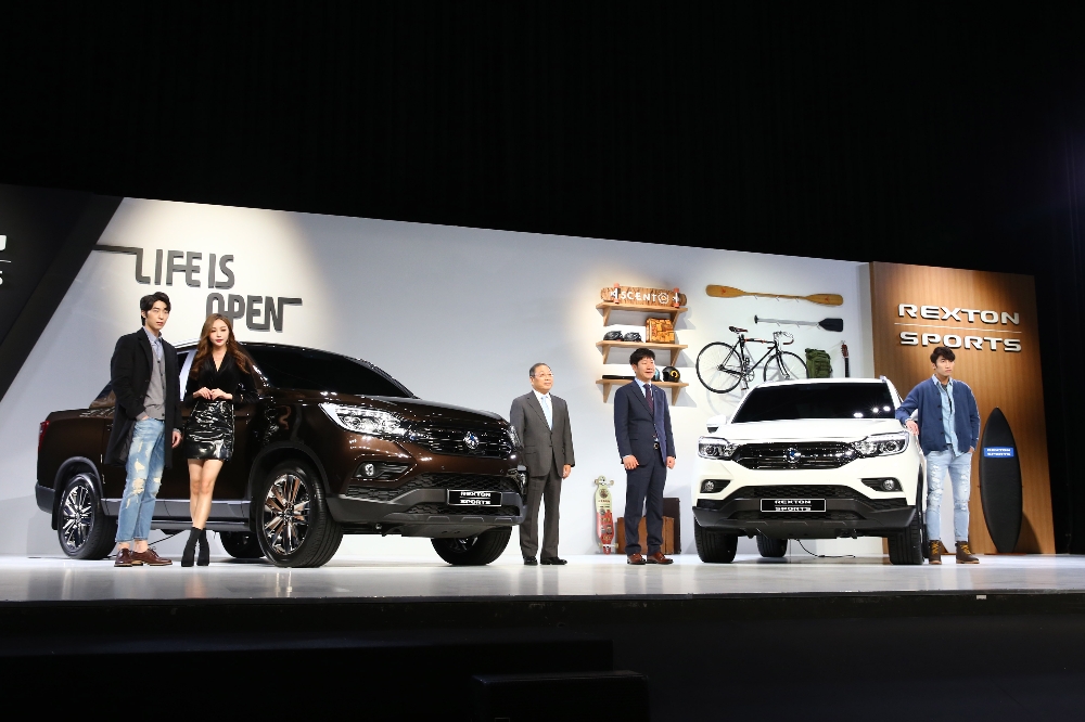 새롭게 선보인 렉스턴 스포츠 옆에서 최종식 대표이사(사진 가운데 왼쪽)와 송봉석 노조위원장(사진 가운데 오른쪽)이 포즈를 취하고 있다.(사진=쌍용자동차)
