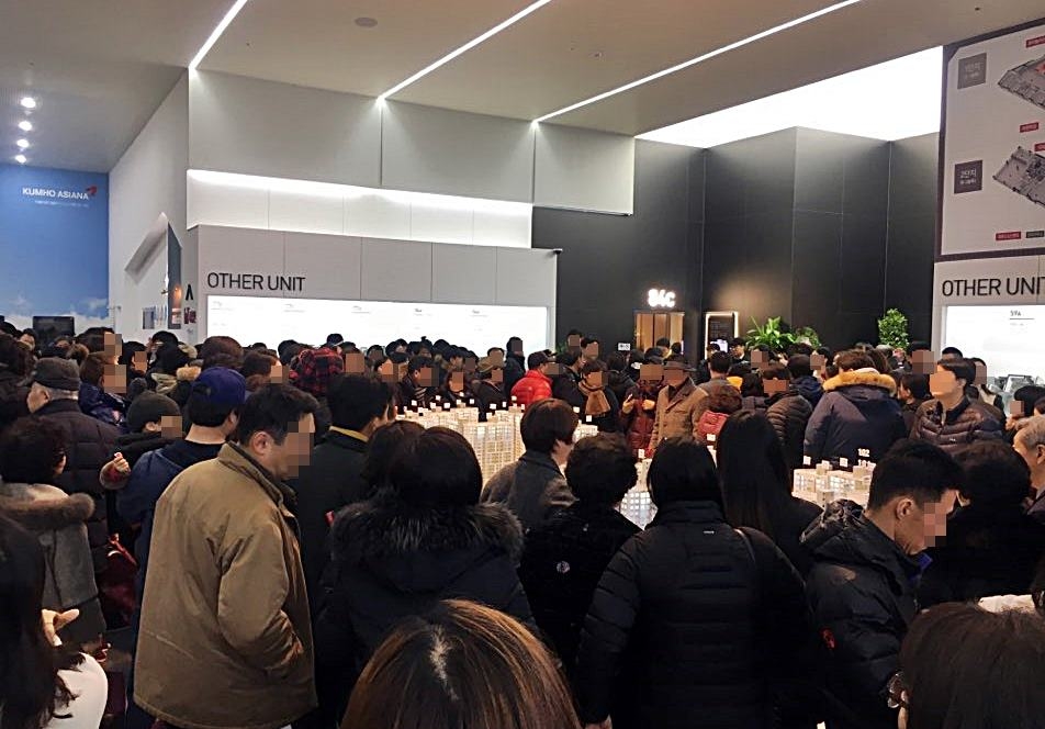 한강 금호어울림 견본주택 내 인파. (사진=함스피알)