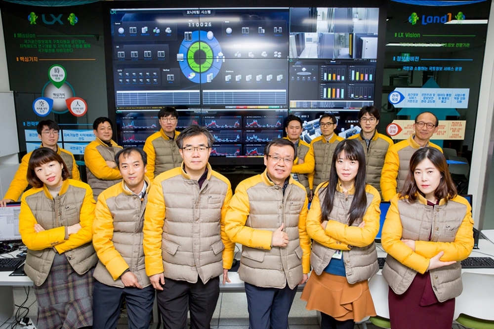 앞줄 좌로부터 4번째 김건태 실장, 사진2 좌측 김건태 실장. (사진=한국국토정보공사)