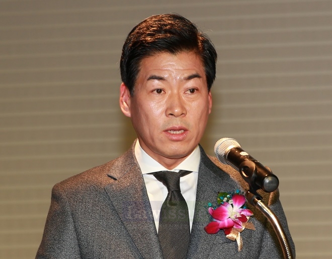 정정복 신임 부산시축구협회장이 취임사를 하고 있다.