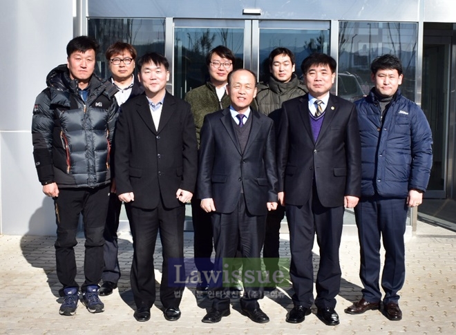 조태진 소장(우측 세번째)이 개청예정인 법무공단 경북지부를 방문해 김수진 지부장(우측 2번째) 및 직원들과 기념촬영을 하고 있다.(사진=한국법무보호복지공단 경북지부)