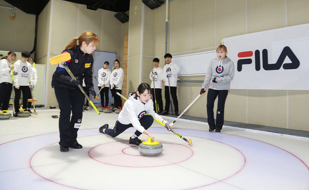 16일 오전, 서울 공릉동 태릉선수촌 실내빙상장에서 컬링 주니어 국가대표팀인 송현고등학교 선수들이 초∙중학생 컬링 유망주들에게 원포인트 레슨을 진행하고 있다. (사진=휠라코리아)