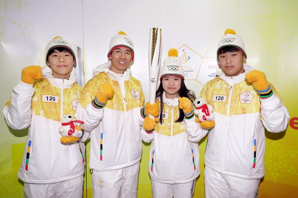 션과 선행천사 이미지. (사진= 코카-콜라)