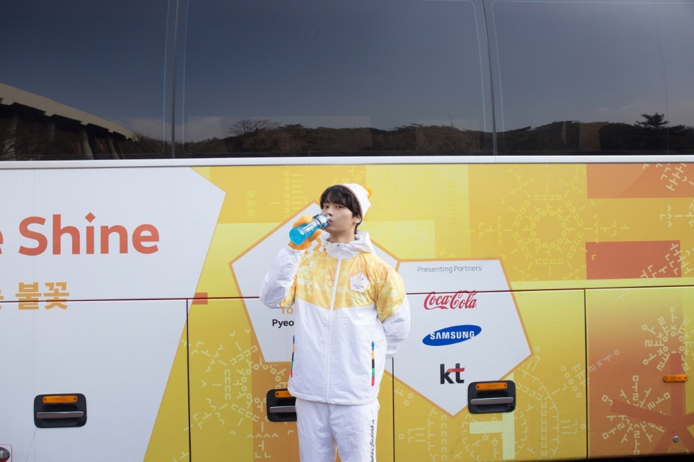 파워에이드 마시는 빅스 엔.(사진=코카-콜라사)